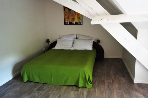 slaapkamer met dubbele bedden in gite Duras Le Manoir Souillac