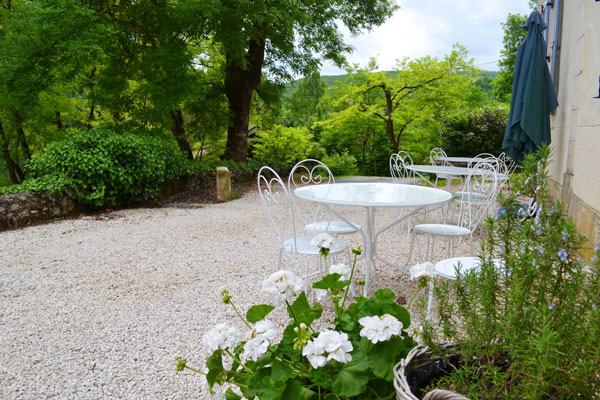 Tafeltjes voor het huis van Le Manoir in Souillac