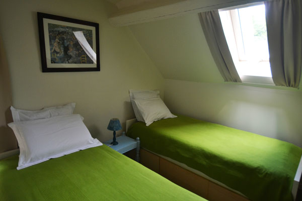 room with 2 single beds of gite tannat Le Manoir Souillac