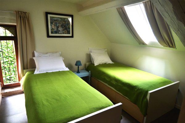 room with simple beds gite tannat Le Manoir Souillac