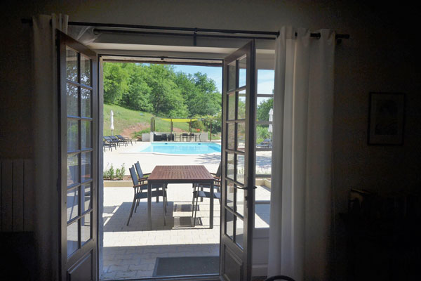 view of the swimming pool from gite Le Manoir Souillac