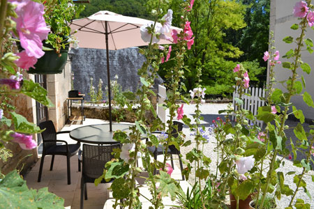 Le Manoir a Souillac, terrasse roses trémières gite manseng