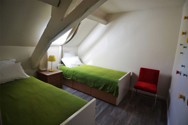 chambre a coucher avec lits simples dans gite Duras Le Manoir Souillac