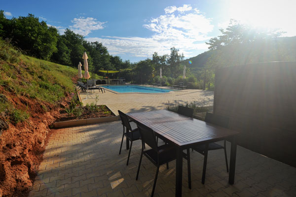 soleil du matin sur la terrasse du gite Tannat Le Manoir Souillac