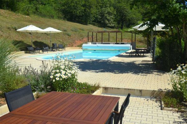 Blick auf den Pool von der Terrasse Ferienhaus Malbec Le Manoir Souillac