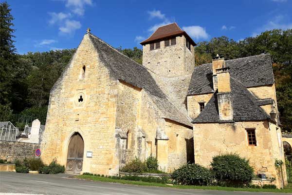 Zicht van wandeling vanaf Saint-Crépin-et-Carlucet: de kerk van Saint-Crépin