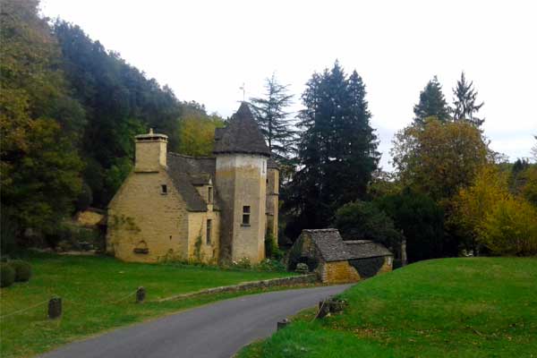 Zicht van wandeling vanaf Saint-Crépin-et-Carlucet: het kasteel van Lacypierre