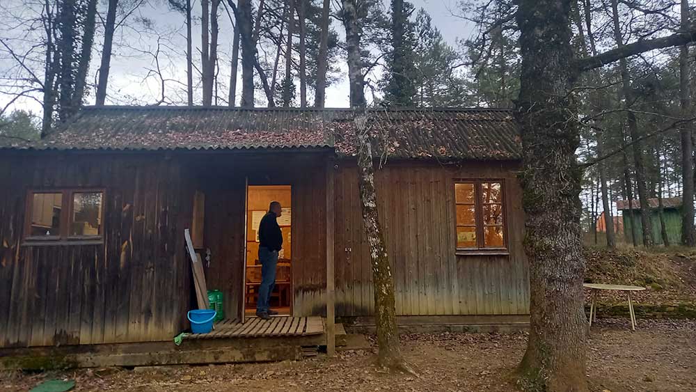 een idyllische jachthut in het bos