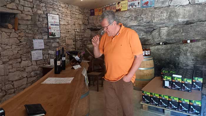 Jan proeft de wijnen van Coteaux de Glanes