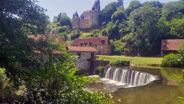 De Auvézère ter hoogte van de hoogoven van Savignac-Ledrier