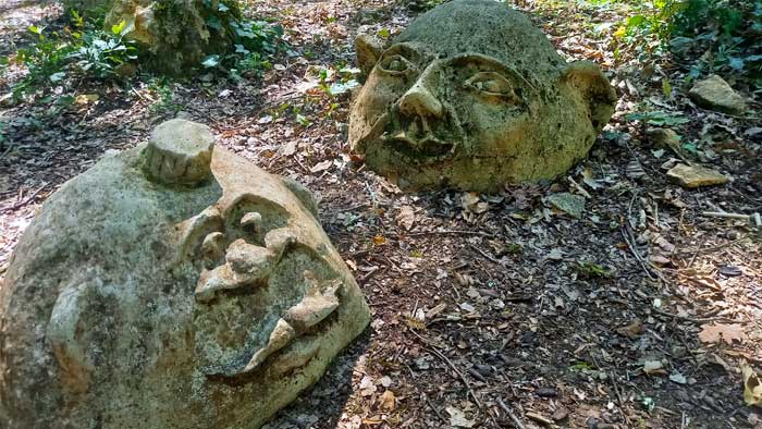 speelse elementen langs de paden in de tuinen van Marqueyssac