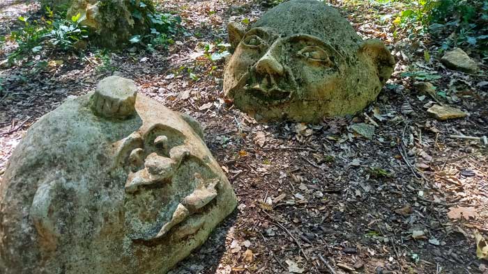 speelse elementen langs de paden in de tuinen van Marqueyssac